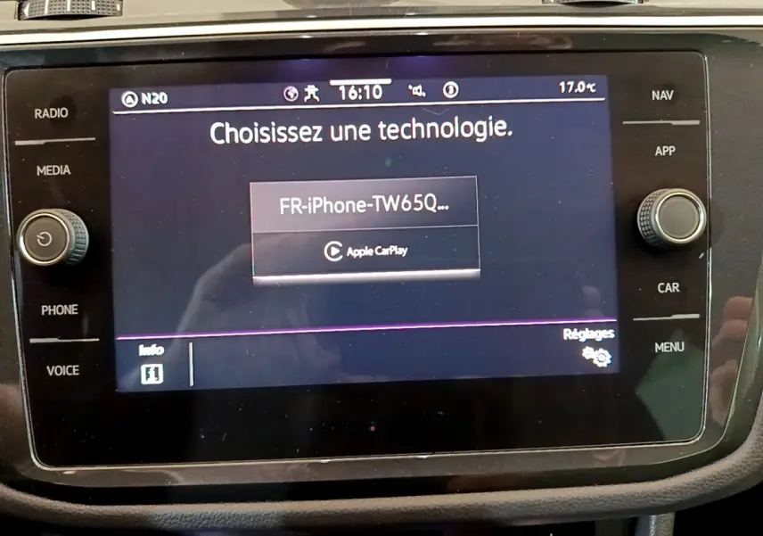 Écran tactile central du Volkswagen Tiguan 2.0 TDI 150 DSG7 Life Business affichant le menu Apple CarPlay.