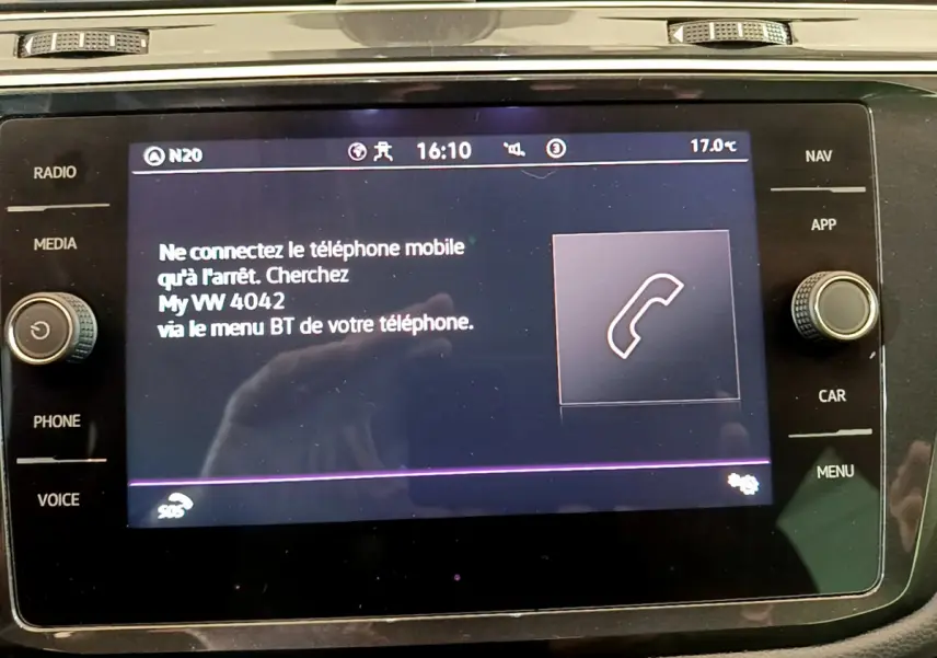 Écran tactile central du Volkswagen Tiguan 2021 affichant une notification de connexion Bluetooth, vue de face.