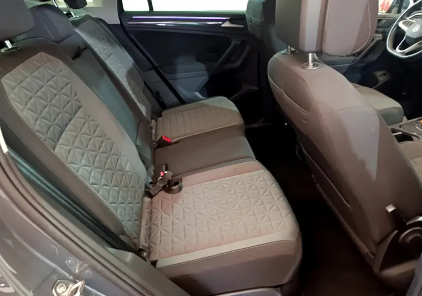 Vue intérieure côté gauche montrant la banquette arrière grise à motifs géométriques du Volkswagen Tiguan 2021.