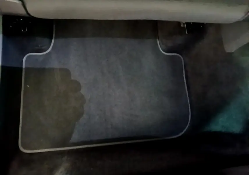 Tapis de sol gris foncé côté conducteur du Volkswagen Tiguan 2.0 TDI 150 DSG7 Life Business 2021.