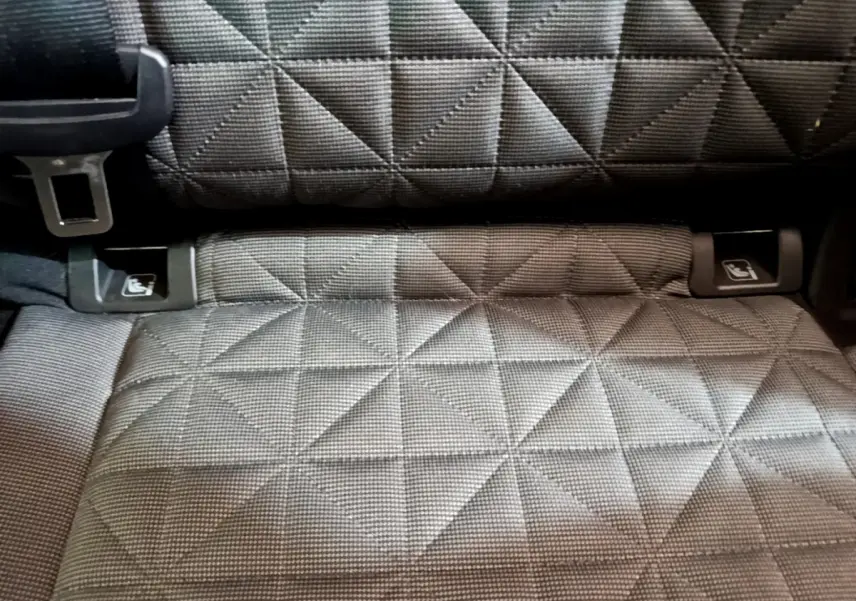 Gros plan sur la banquette arrière grise à motif géométrique du Volkswagen Tiguan 2021 avec fixations Isofix visibles.