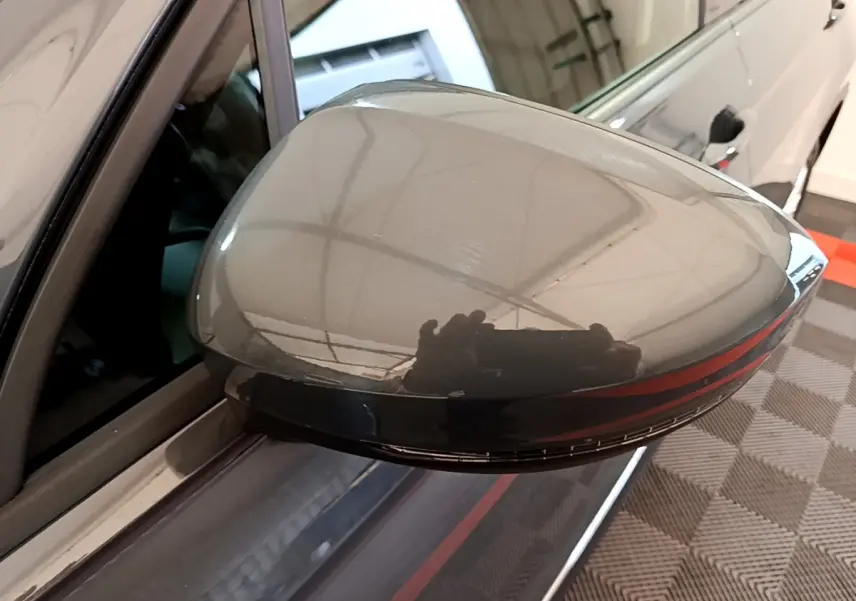 Rétroviseur droit gris clair du Volkswagen Tiguan 2.0 TDI 150 DSG7 Life Business avec clignotant intégré, vue rapprochée.