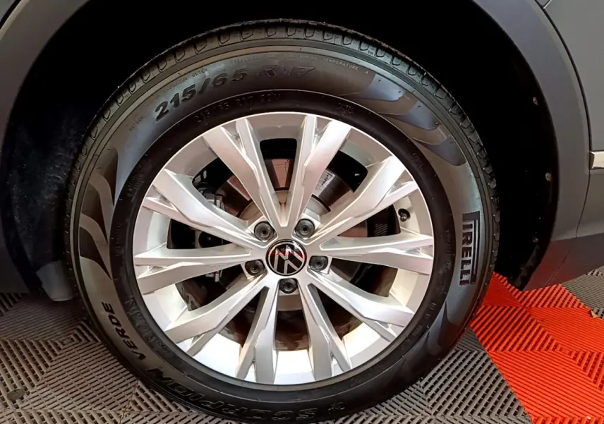 Gros plan sur la roue avant droite gris clair du Volkswagen Tiguan 2.0 TDI avec jante alliage et pneu Pirelli.