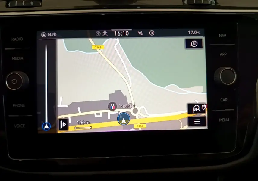 Écran tactile central du Volkswagen Tiguan 2021 affichant la navigation avec carte et commandes autour.