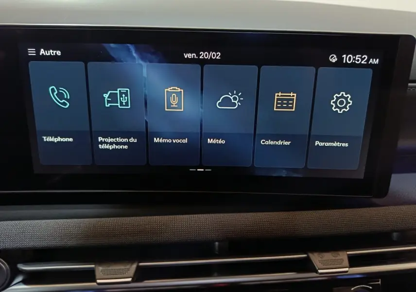 Écran tactile central du Hyundai Tucson 2025 affichant les menus téléphone, météo et calendrier, intérieur moderne.