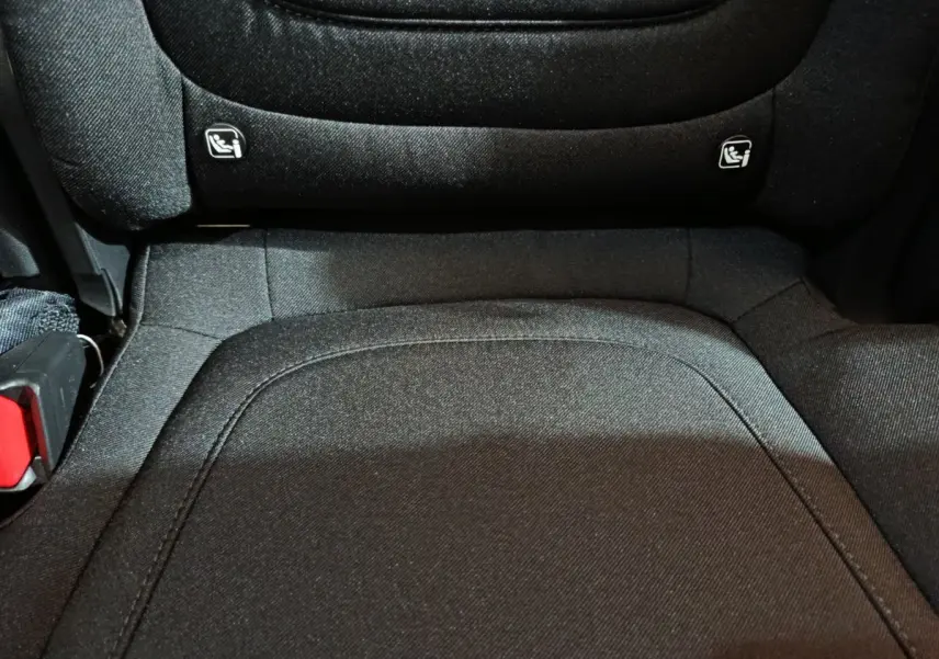 Gros plan sur la banquette arrière noire du Hyundai Tucson 1.6 Hybrid 239 Creative Auto, montrant les fixations Isofix.