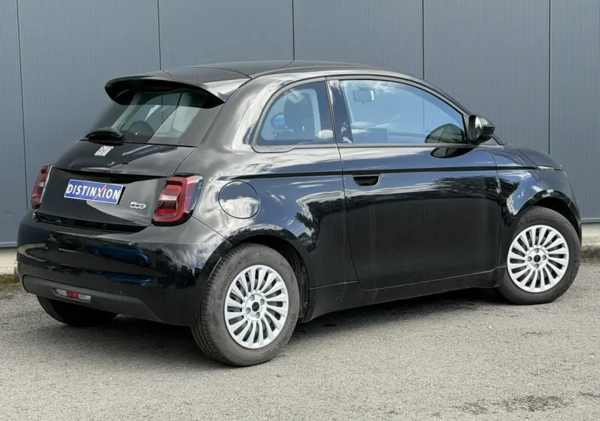 Vue 3/4 arrière droite d'une FIAT 500 électrique 2024 en noir Onyx avec jantes alu 16 pouces et feux arrière LED.