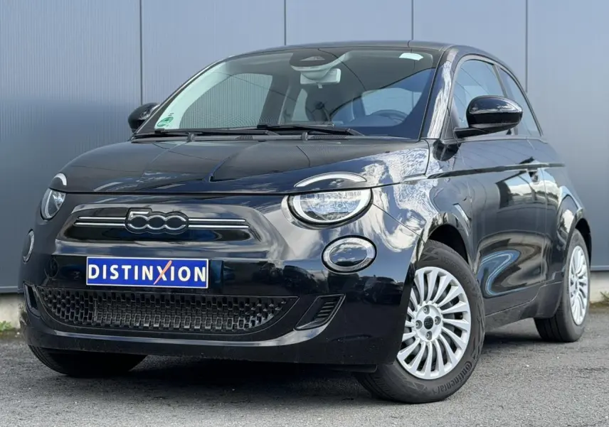 Vue 3/4 avant droit d'une FIAT 500 électrique 2024 en peinture Noir Onyx avec jantes alu 16 pouces.