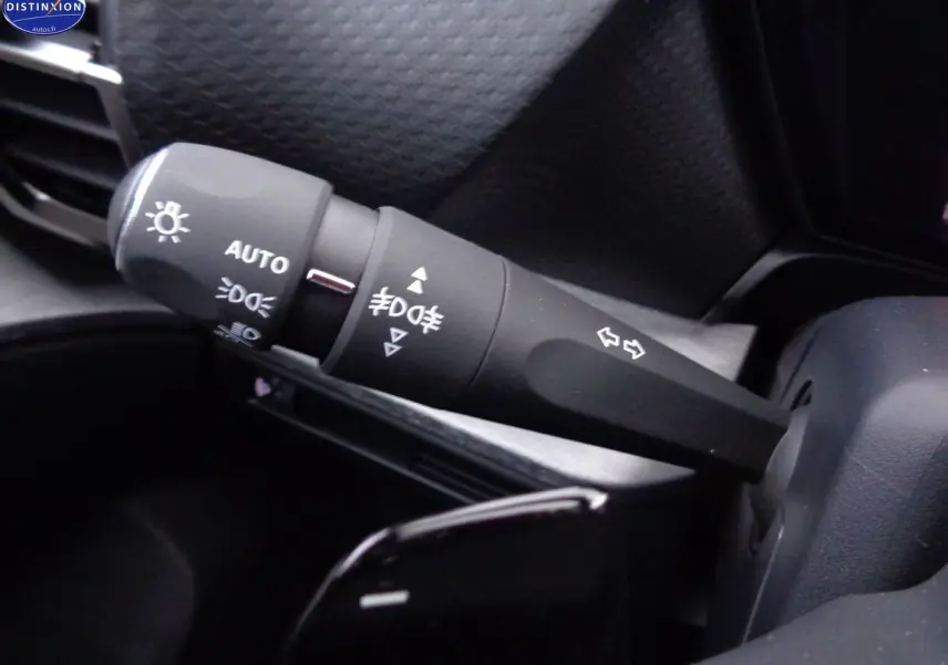 Gros plan sur la commande des feux et clignotants à gauche du volant dans le Citroën C5 X noir métal 2022.