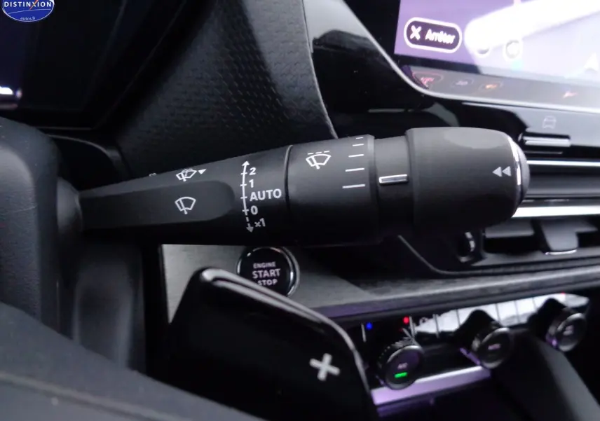 Gros plan sur la commande d'essuie-glace et le bouton start/stop du tableau de bord de la Citroën C5 X noire 2022.
