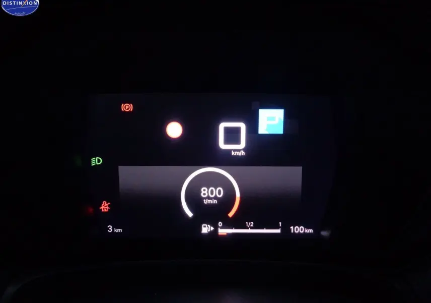 Tableau de bord numérique de Citroën C5 X noir, affichant 0 km/h et régime moteur à 800 tours par minute.