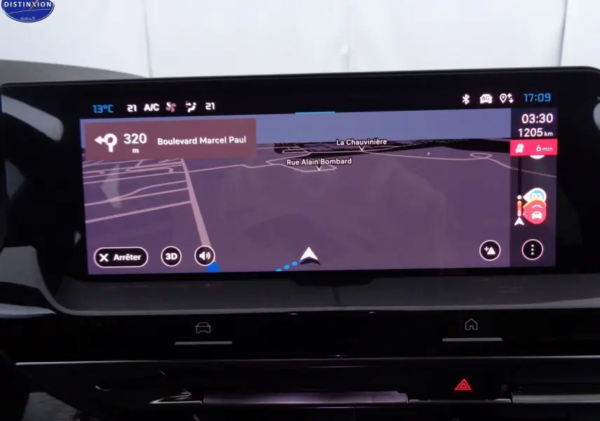 Écran tactile central du tableau de bord de la Citroën C5 X noir métal, affichant la navigation GPS en mode nuit.