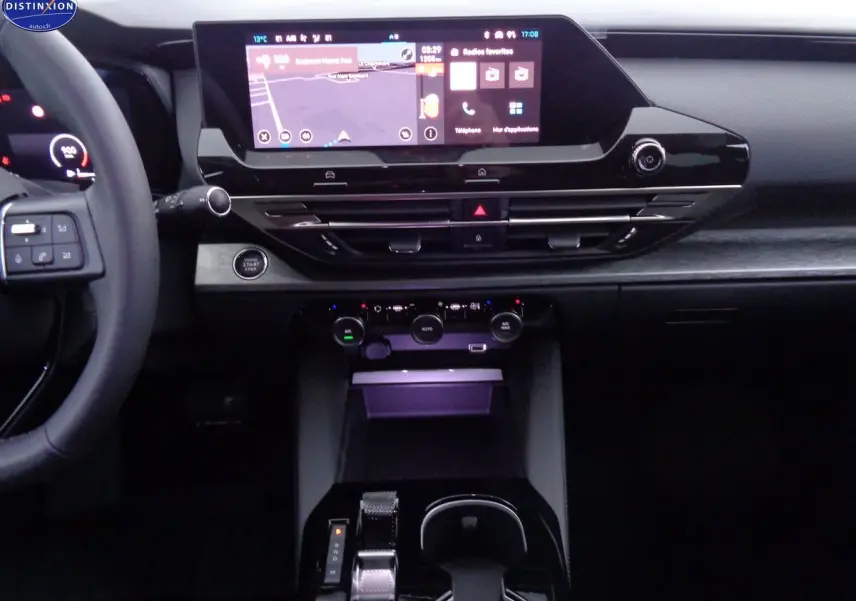 Tableau de bord et console centrale du Citroën C5 X noir métal 2022 avec écran tactile et commandes climatisation visibles.