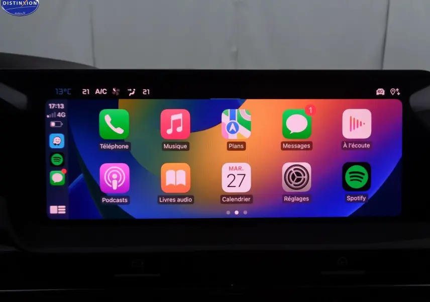 Écran tactile central du tableau de bord de la Citroën C5 X 2022 affichant Apple CarPlay coloré.