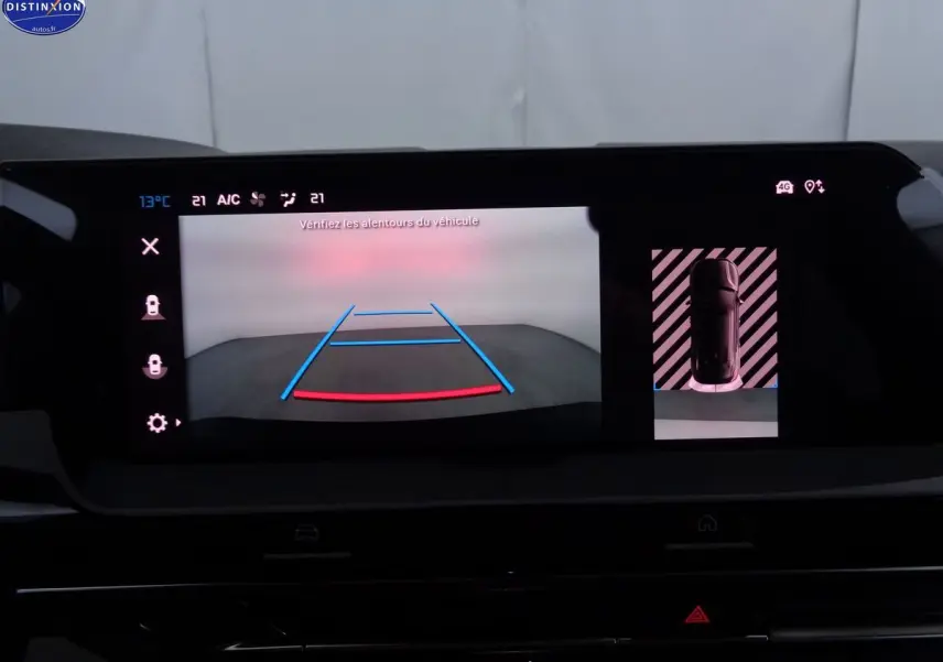 Écran multimédia de la Citroën C5 X noir métal 2022 affichant la caméra de recul avec guidage dynamique.