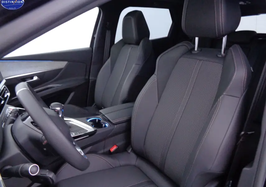 Intérieur du Peugeot 3008 2023 en noir, vue côté conducteur montrant sièges en cuir avec surpiqûres contrastées.