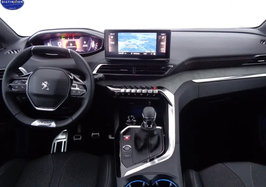 Vue intérieure avant du Peugeot 3008 noir perle métal 2023, avec tableau de bord numérique et écran tactile central.