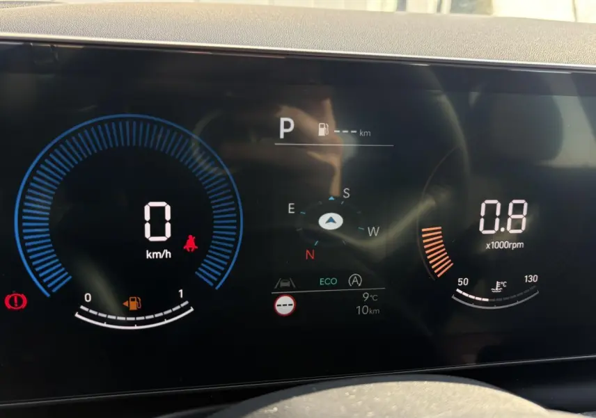 Compteurs numériques 12,3 pouces du Hyundai Tucson 2025 affichant vitesse, régime et informations de conduite.