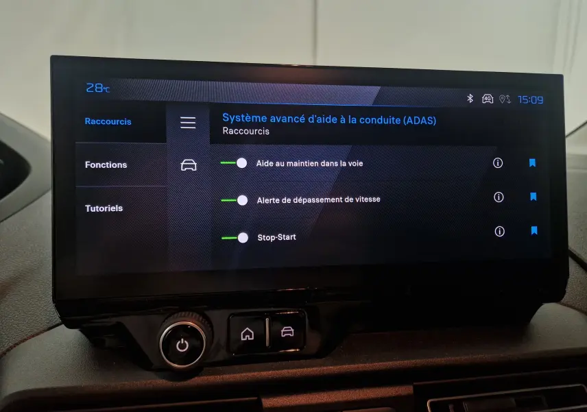 Écran tactile du système d'aide à la conduite du Peugeot Partner blanc, affichant les options ADAS en intérieur.