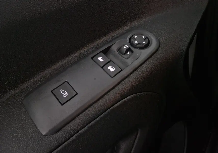Commande des vitres électriques et réglage des rétroviseurs sur la porte intérieure côté conducteur du Peugeot Partner blanc 2025.