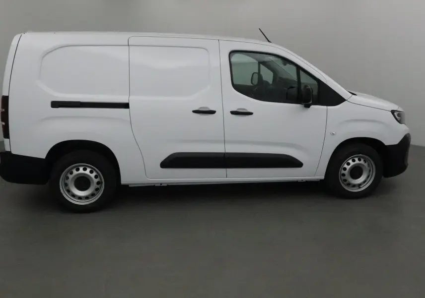 Profil droit d'un utilitaire Peugeot Partner blanc, version XL avec portes latérales et jantes acier simples.