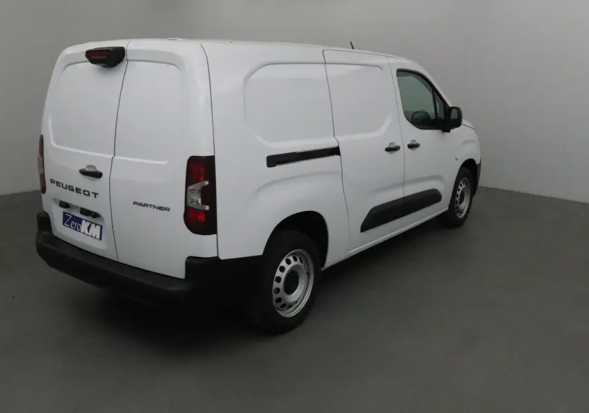 Vue 3/4 arrière droite d'un Peugeot Partner blanc utilitaire avec portes arrière battantes et protections latérales noires.