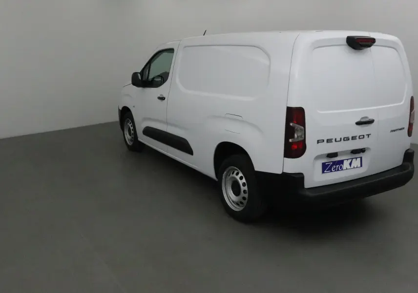 Vue 3/4 arrière droite d'un utilitaire blanc Peugeot Partner XL avec logo et plaque ZeroKM visible