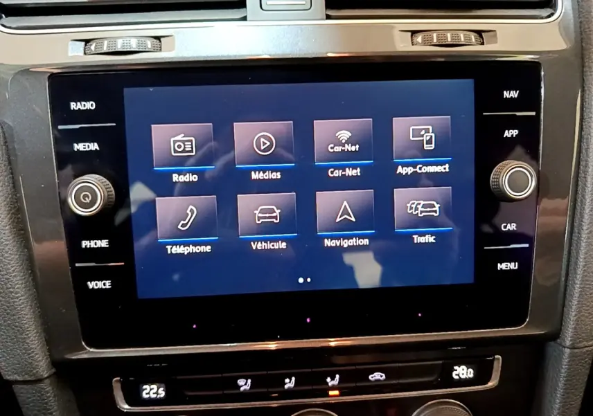 Écran tactile central de la Volkswagen Golf 1.6 TDI 2018 affichant les menus multimédias et navigation, intérieur noir.