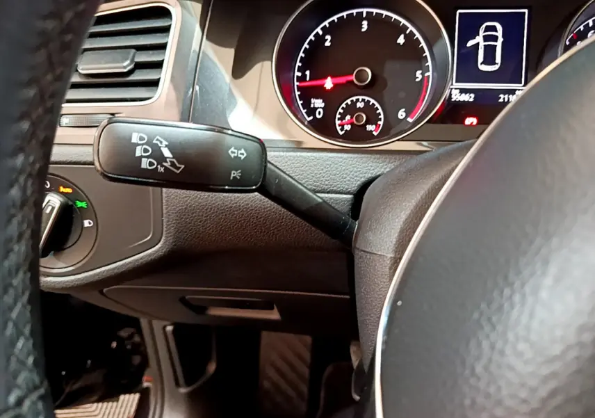 Vue rapprochée du combiné d'instruments et du commodo gauche de la Volkswagen Golf 2018, intérieur noir.