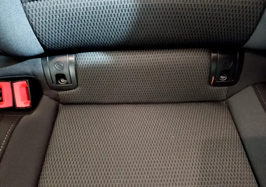 Gros plan sur la banquette arrière grise de la Volkswagen Golf 2018 avec fixation Isofix et ceintures rouges.