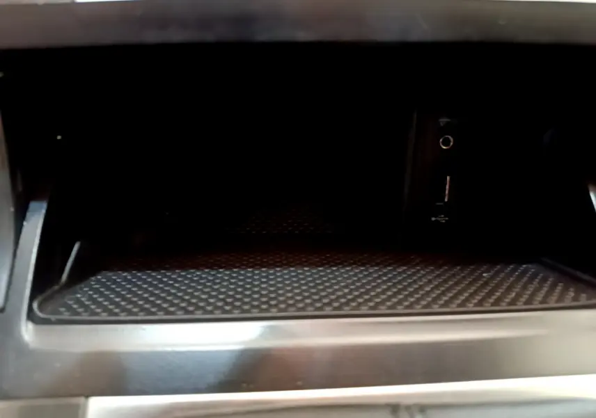 Rangement intérieur noir de la Volkswagen Golf 2018 avec prise USB et port auxiliaire visibles en gros plan.