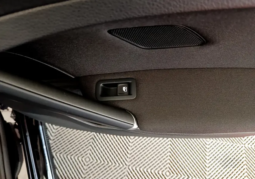 Vue rapprochée de la poignée intérieure noire de la porte avant gauche de la Volkswagen Golf noire 2018.