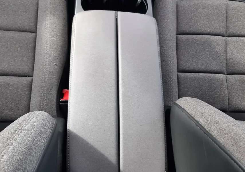 Vue plongeante sur l'accoudoir central gris entre les sièges tissu gris du Citroën C5 Aircross 2020.