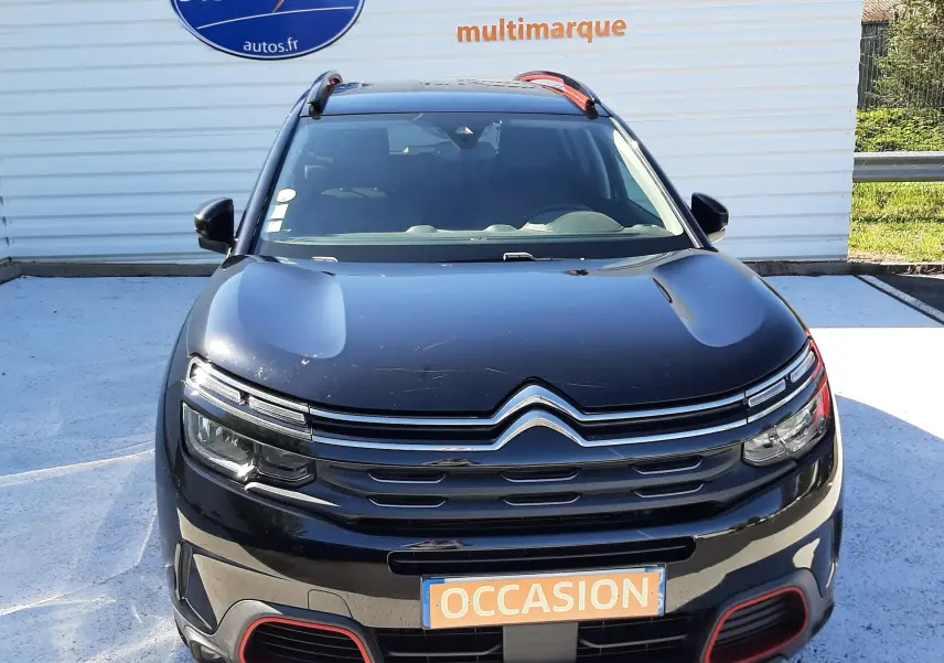 Vue frontale d'un Citroën C5 Aircross noir de 2020 avec détails rouges sur la calandre et toit ouvrant visible.