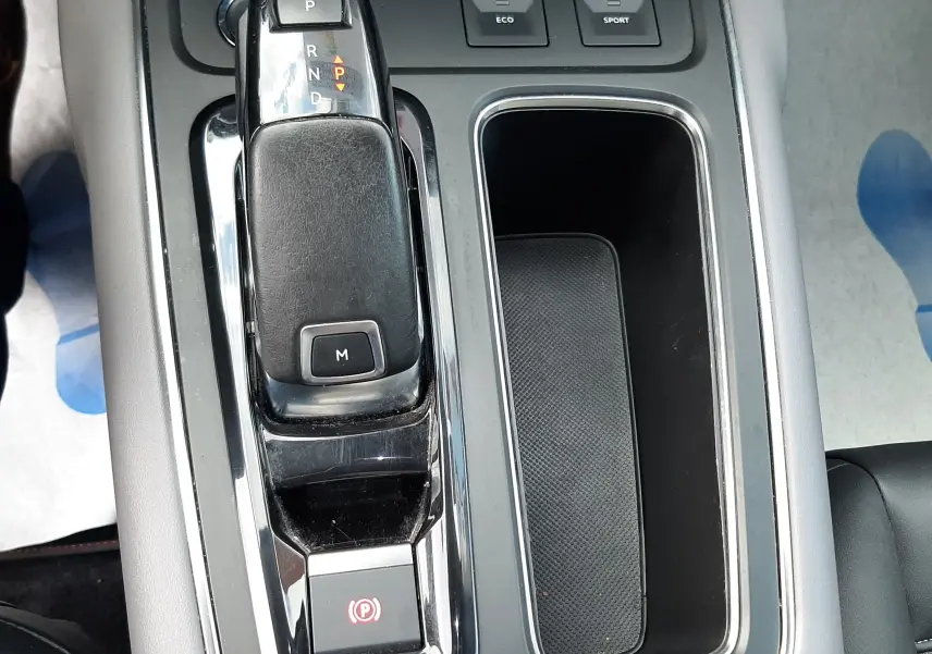 Vue rapprochée de la console centrale noire du Citroën C5 Aircross 2020, avec levier de vitesse automatique et boutons Eco et Sport.