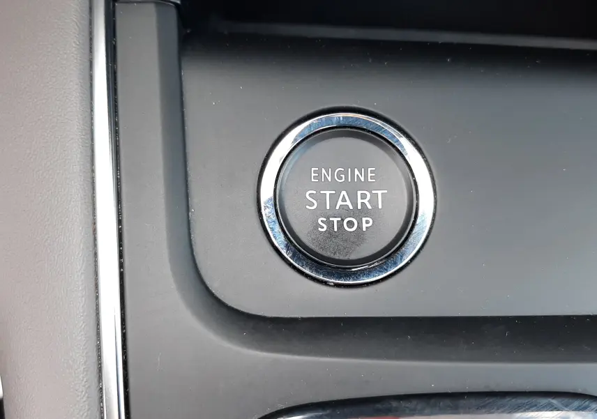 Gros plan sur le bouton start/stop moteur entouré de chrome dans l'habitacle noir du Citroën C5 Aircross 2020.