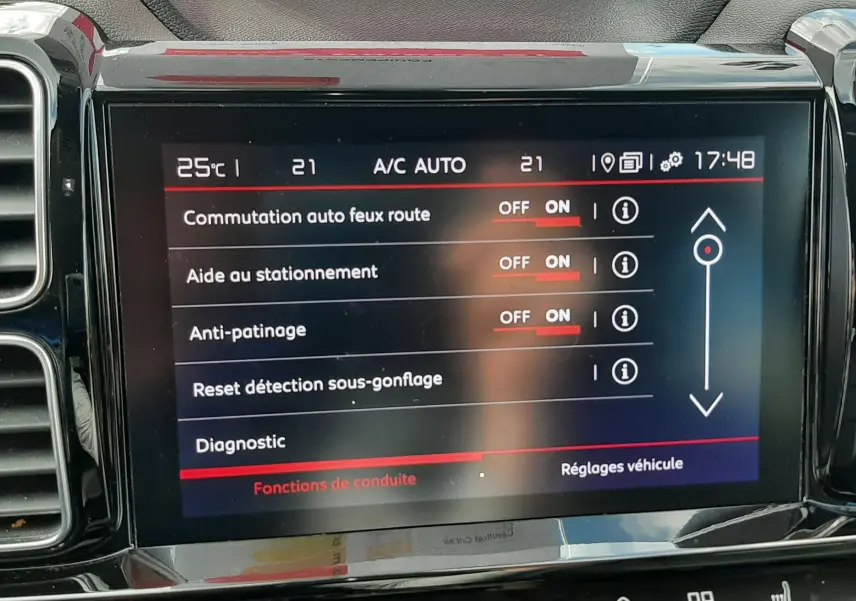 Écran tactile central du tableau de bord du Citroën C5 Aircross noir, affichant les réglages d’aides à la conduite.