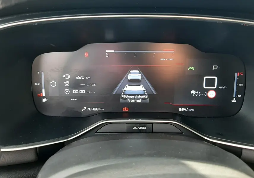 Tableau de bord numérique du Citroën C5 Aircross noir, affichant la distance de régulation en mode normal.
