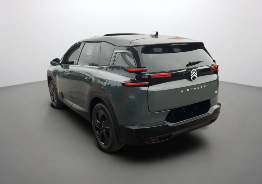 Vue 3/4 arrière gauche du Citroën C5 Aircross vert Astoria avec toit noir et feux arrière LED distinctifs.
