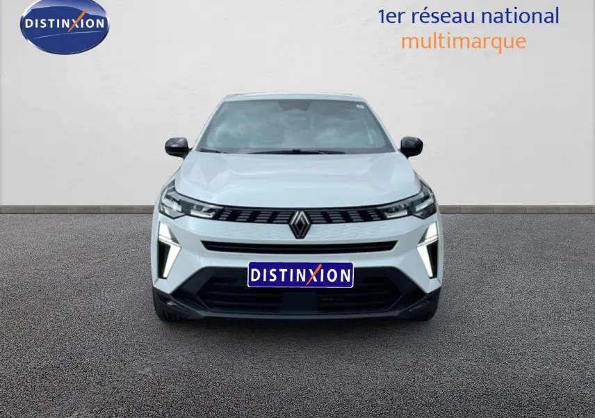 Vue de face du Renault Symbioz blanc nacré avec calandre noire et feux LED verticaux allumés.