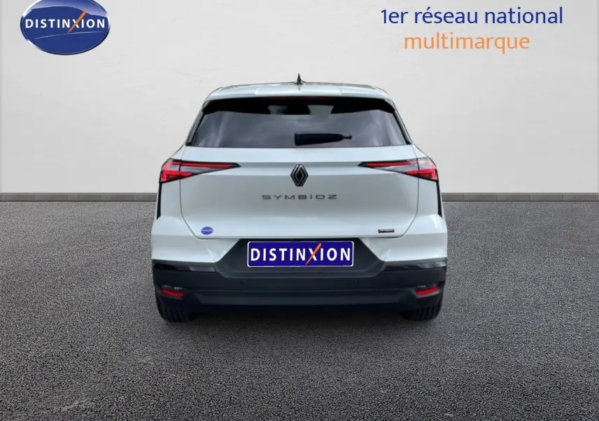 Vue arrière d'une Renault SYMBIOZ blanc nacré avec feux LED effilés et logo central bien visible.