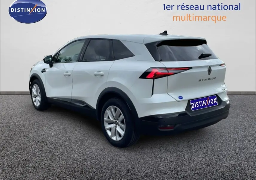 Vue 3/4 arrière gauche d’un Renault Symbioz blanc nacré avec feux arrière LED et jantes alliage.