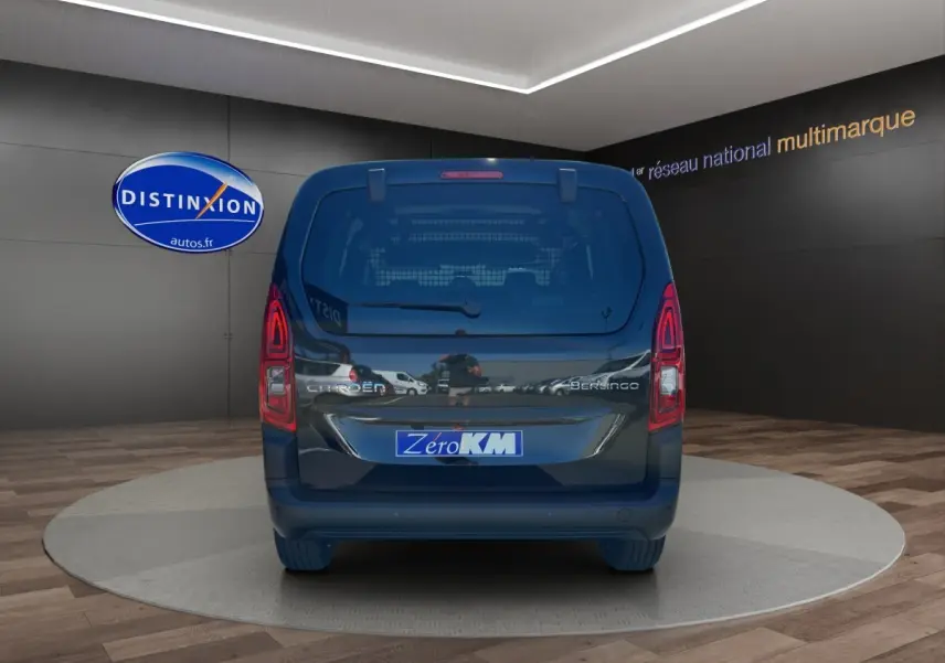 Vue arrière d'un Citroën Berlingo noir 2026, avec feux arrière LED et logo distinctif sur porte arrière.