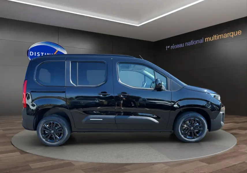 Profil droit du Citroën Berlingo noir 2026 avec jantes noires et vitres arrière teintées en showroom.