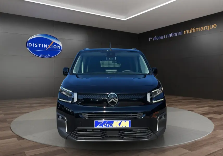Vue de face du Citroën Berlingo noir 2026 dans un showroom avec logo Distinxion en arrière-plan.
