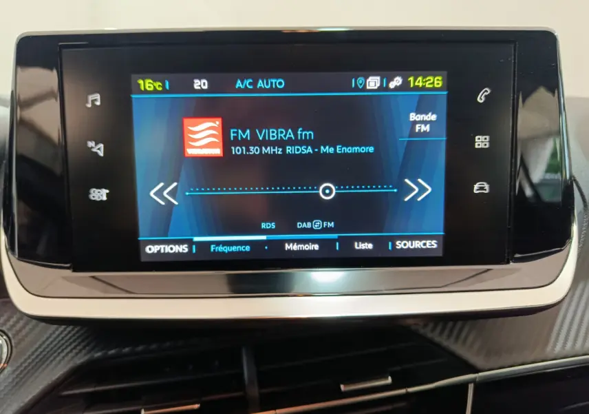 Écran tactile central de la Peugeot 208 électrique Active Business 2020 affichant la radio FM en intérieur gris clair.