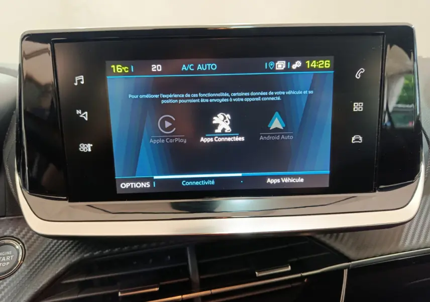 Écran tactile central de 17,8 cm du tableau de bord d'une Peugeot 208 électrique gris clair, affichant Apple CarPlay.