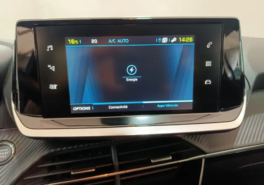 Écran tactile central de 17,8 cm affichant les options énergie dans l'habitacle d'une Peugeot 208 gris clair électrique.