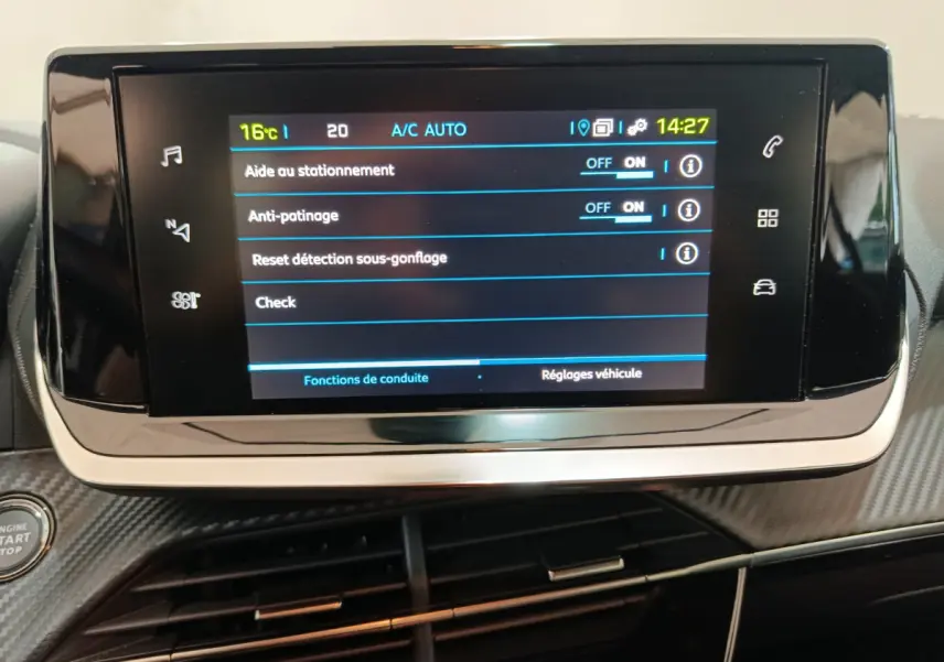 Écran tactile central affichant les réglages de conduite dans l'habitacle gris clair d'une Peugeot 208 électrique Active Business 2020.