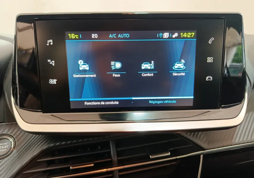 Écran tactile central du tableau de bord de la Peugeot 208 électrique, affichant les réglages de conduite et sécurité.